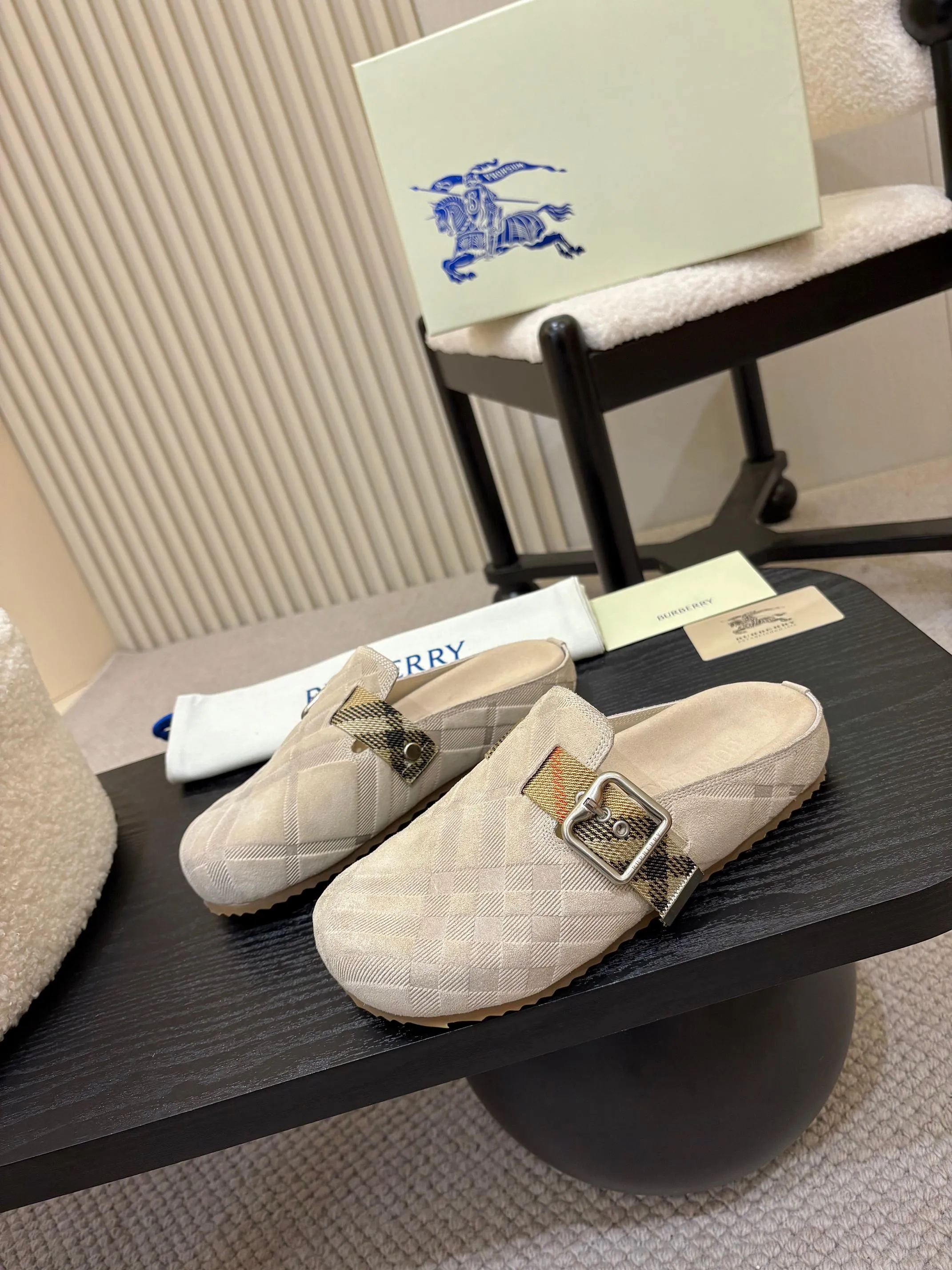 Men's Men's Shoes💰580 Burberry2025's hot-selling Birkenstock slippers are released, made of soft suede fabric and refined in Italian workshops. Featuring an embossed plaid pattern and an embossed sole embellished with the archive brand's logo. Features an adjustable B-shaped buckle strap and is embellished with the signature sand-colored Burberry check in jacquard worsted.   ✅Fabric: suede ✅Lining: silk cowhide ✅Outsole: TPU ✅Color: black, brown, pink, apricot 4 colors available ✅Code number: 35-45 for men and women (35, 45 customized)